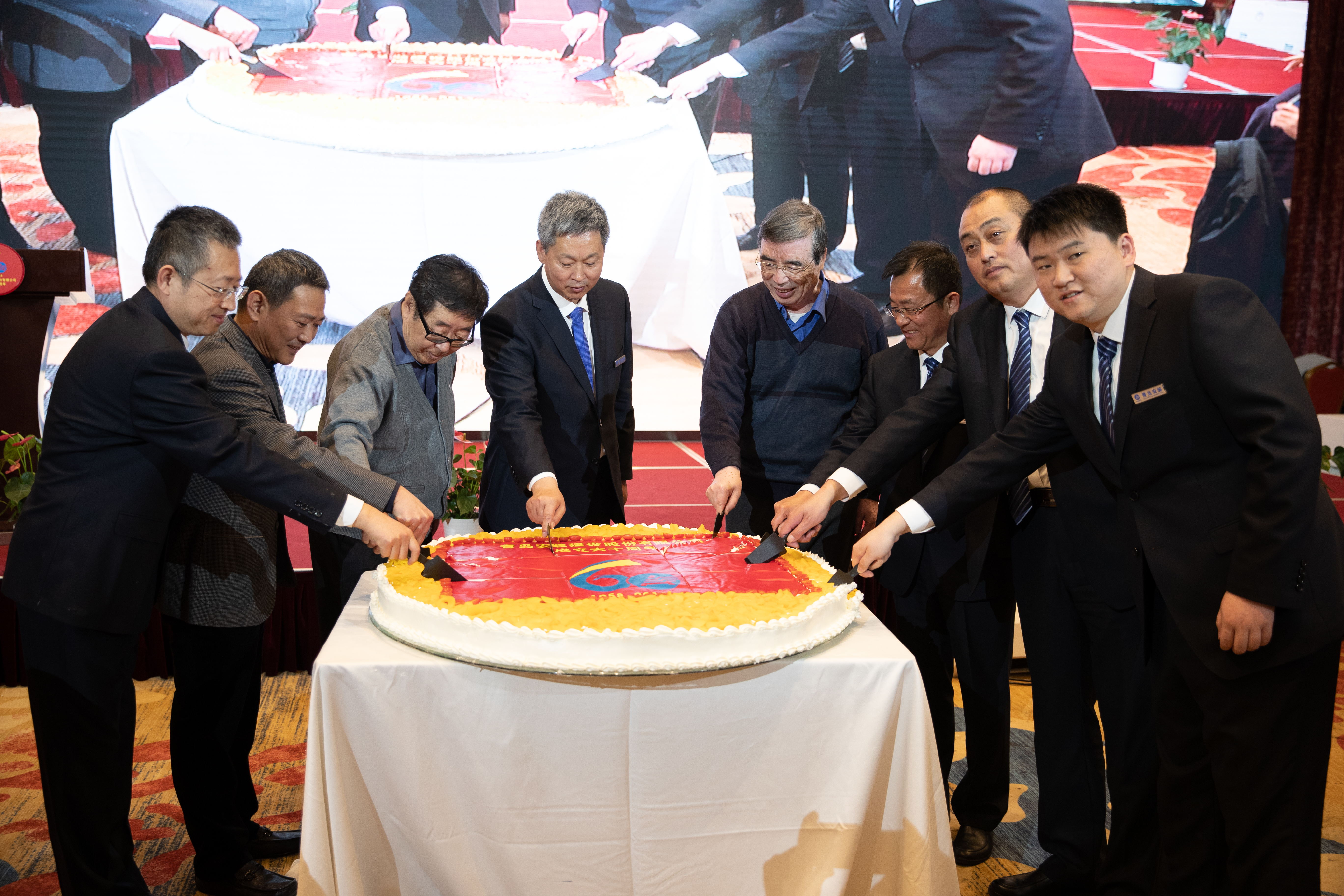 1559097306370503.jpg 切蛋糕.jpg